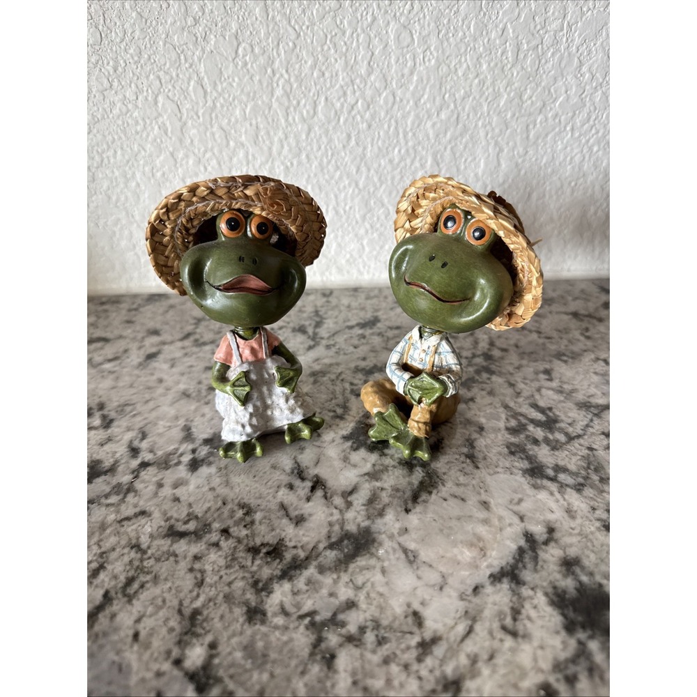 Whimsical Bobblehead Frog Figurine with Straw Hat –3.5" Tall Garden Shelf Sitter